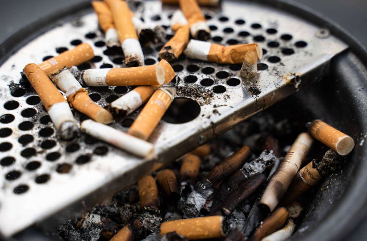 In der Pandemie haben mehr Menschen zur Zigarette gegriffen. (Symbolbild) Foto: IMAGO/Bihlmayerfotografie/IMAGO/Michael Bihlmayer