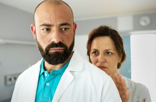 Doktor Hoffmann (Anton Noori)  im Krankenzimmer mit Caroline (Martina Gedeck). Foto: BR//Petro Domenigg