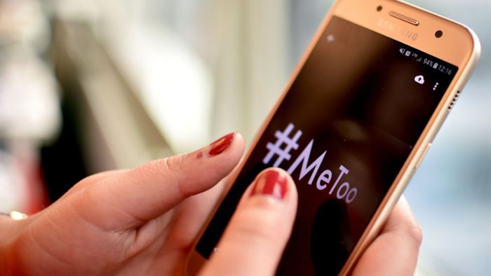 Frauen berichten in sozialen Medien von Vergewaltigung