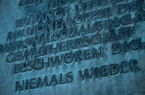 Ernst-Bloch-Inschrift beim Mahnmal am Stauffenbergplatz. Foto: dpa/Marijan Murat