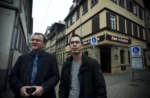 Steffen Kern (links) und Stefan wollen in der Animierbar Zum Schatten eine Anlaufstelle für Prostituierte einrichten     Foto: Lichtgut/Max Kovalenko