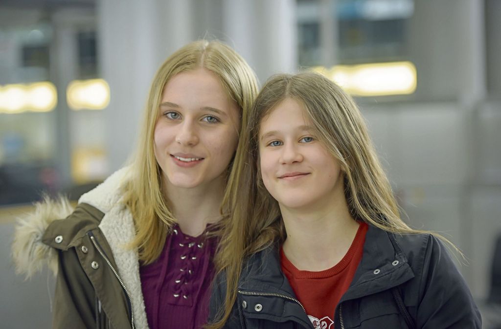 Neele und Lotte Pietsch, 15 und 12,  aus Wildberg: „Wir verreisen dieses Mal ganz alleine und fliegen zum ersten Mal ohne unsere Mutter und ohne unsere Tante. Wir wollen nach Berlin und dort ­Ostern mit unserem Vater feiern. Wir freuen uns schon sehr.“