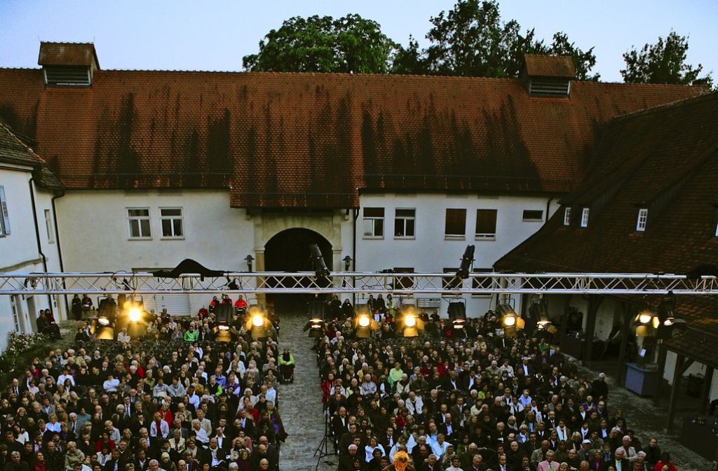 Der Schlosshof ist eine schöne Kulisse für das Sommerfestival. Die ehrenamtlichen Helfer aber haben an den neun Festivaltagen  alle Hände voll zu tun. Foto: privat