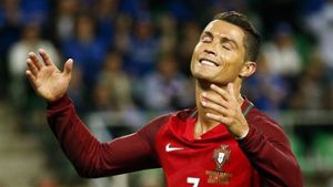Frauenheld Cristiano Ronaldo: Beim EM-Spiel gegen Island war er nicht bei der Sache. Vielleicht sorgte eine Hostess für mangelnde Konzentration, wie Medien augenzwinkernd das Bild vom Einmarsch ins Stadion kommentieren. Foto: Getty Images Europe