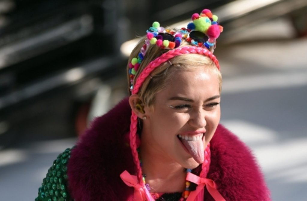 Miley Cyrus streckt Sydney die Zunge raus: Die 21-Jährige trat im berühmten Opernhaus auf.