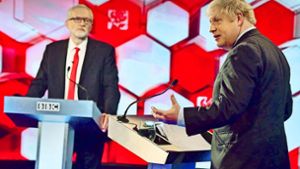 Der britische Regierungschef Boris Johnson (rechts) gibt sich gegenüber seinem Herausforderer  Jeremy Corbyn im TV-Duell siegessicher. Foto: AP/Jeff Overs