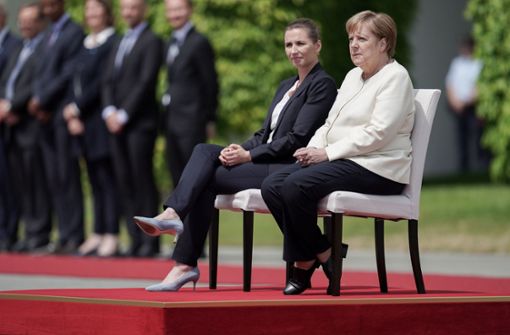Angela Merkel und Mette Frederiksen saßen beim Abspielen der Nationalhymnen auf Stühlen. Foto: dpa