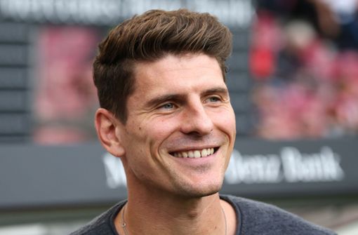 Er ist wieder zurück und hat gut lachen: Mario Gomez schaute am Donnerstag beim VfB vorbei. Foto: Baumann