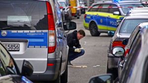 Spurensicherung am Tatort: In der Karl-Pfaff-Straße hatte ein Polizist Schüsse abgegeben. Foto: SDMG