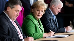 Es ist vollbracht: SPC-Chef Sigmar Gabriel, Bundeskanzlerin Angela Merkel (CDU) und CSU-Chef Horst Seehofer (rechts) bei der Unterzeichnung des Koalitionsvertrags in Berlin. Foto: dpa