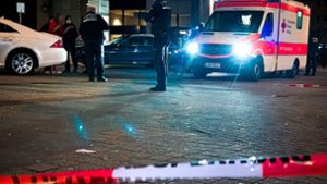 Bluttat im Stadtzentrum: Der Tatort am Josef-Hirn-Platz ist in der Nacht zum Sonntag abgesperrt. Foto: 7aktuell/MG