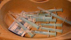 Spritzen, die mit dem Impfstoff Astrazeneca gefüllt sind. Foto: AFP/OLI SCARFF