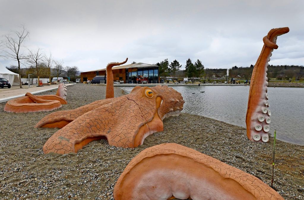 Am Seegelände der Gartenschau in Lahr haben die Macher die Nachbildung einer riesigen Krake platziert. Foto: dpa