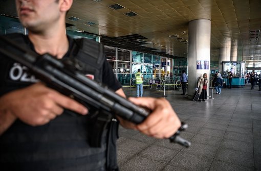 Zwei Tage nach den verheerenden Bombenanschlägen auf den Istanbuler Flughafen ist die Polizei gegen mutmaßliche Extremistenzellen in Istanbul und der Küstenstadt Izmir vorgegangen. Foto: AFP