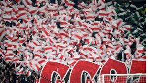 Die VfB-Fans feierten den Sieg gegen Union. Foto: AFP/THOMAS KIENZLE