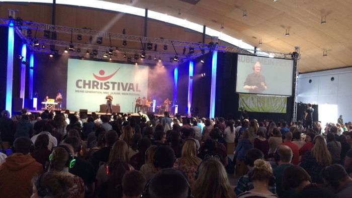 Junge Christen feiern ihren Glauben