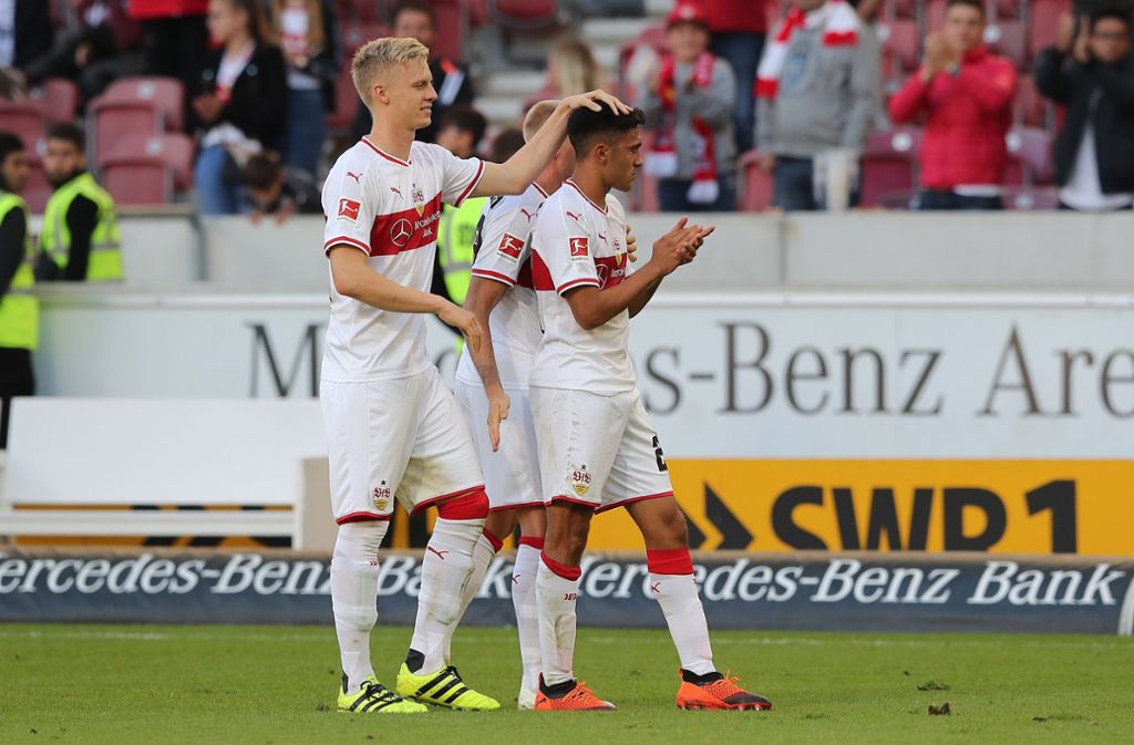 Timo Baumgartl (li.) tröstet Nicolas Gonzalez (re.), der im Spiel des VfB Stuttgart gegen Werder Bremen zahlreiche Chancen vergaben hat.