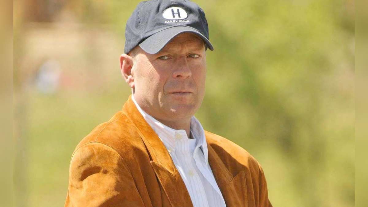 On the beach in Los Angeles - New photos show Bruce Willis walking with a ...