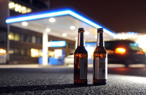 Saufgelage an Tankstellen  waren im Raum Stuttgart     ein Problem – dann kam 2010 das nächtliche Alkohol-Verkaufsverbot.  Nun soll das Verbot wieder aufgehoben werden. Foto: dpa