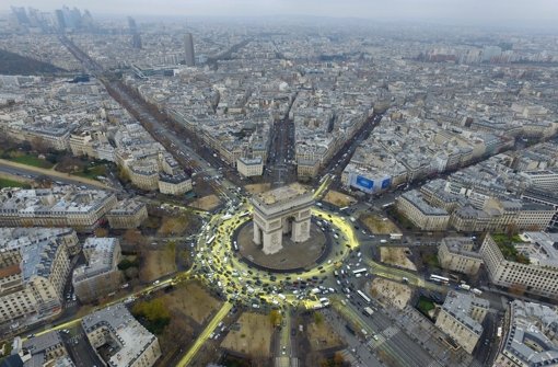 Greenpeace protestiert – und Frankreich legt einen Entwurf für das Weltklimaabkommen vor. Foto: dpa