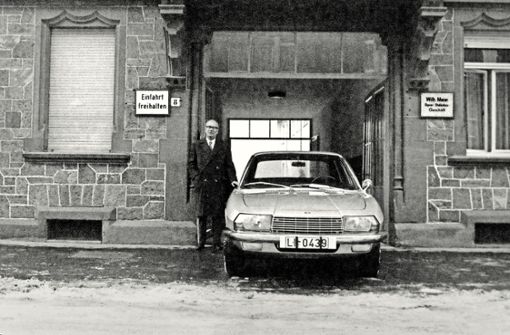 Felix Wankel im Jahr 1967 vor seiner alten Heidelberger Werkstatt: Neben ihm steht sein NSU Ro 80, den er Silberlöwe nannte. Der Wagen ist heute im Technoseum zu sehen. Foto: Technoseum