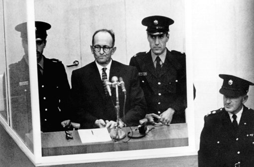 NS-Kriegsverbrecher Adolf Eichmann (2.v.l) während seiner Vernehmung 1961 am ersten Prozesstag vor dem Bezirksgericht in Jerusalem. Foto: dpa