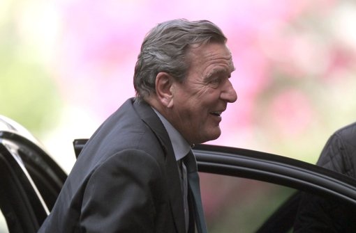 Ex-Bundeskanzler Gerhard Schröder bei der Ankunft im Schlosshotel in Kronberg im Taunus (Hessen). Zu diesem Zeitpunkt dachte der Altkanzler noch an nichts Böses. Foto: dpa