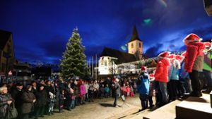 Das Adventssingen auf der Rathaustreppe ist  in Holzgerlingen eine beliebte Traditionsveranstaltung. Foto: Stefanie Schlecht/Stefanie Schlecht