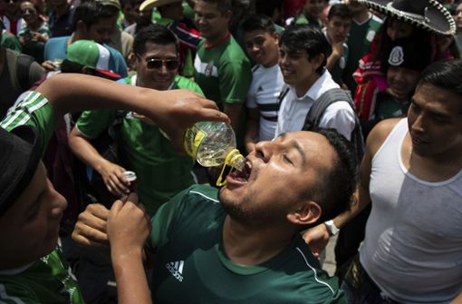 Die Fans feiern den 1:0-Sieg gegen Deutschland in Mexiko-Stadt in vollen Zügen. Foto: AP