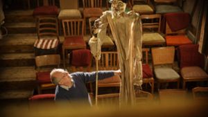Wolfgang Kammer führt sein Figurentheaterstück „Ich bin hindurch“ auf und lässt eine meterhohe Lutherfigur predigen. Foto: Gottfried Stoppel