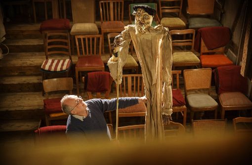 Wolfgang Kammer führt sein Figurentheaterstück „Ich bin hindurch“ auf und lässt eine meterhohe Lutherfigur predigen. Foto: Gottfried Stoppel