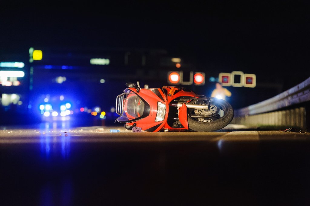 Ein 54-jähriger Motorradfahrer musste am Dienstagabend auf der B27 bei Leinfelden-Echterdingen sein Leben lassen.
