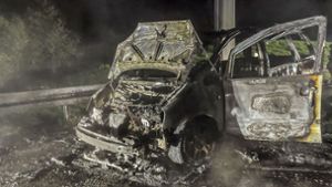 Auto steht in Flammen –  A81 Richtung Stuttgart zeitweise voll gesperrt