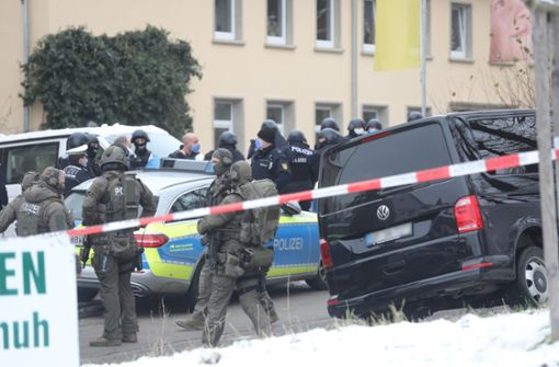Einsatzkräfte der Polizei gehen in Ulm zu einer Durchsuchung. Die Polizei hatte zuvor Hinweise auf eine verdächtige Person bekommen. Foto: dpa/Ralf Zwiebler