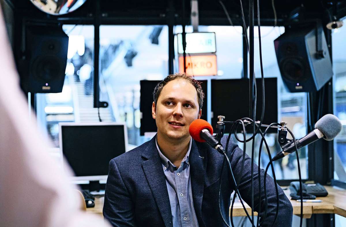 Mann mit vielen Talenten: Stuggi.TV-Chef  David Rau bei einer Radioshow an der Hochschule der Medien. Foto: Lichtgut/Verena Ecker