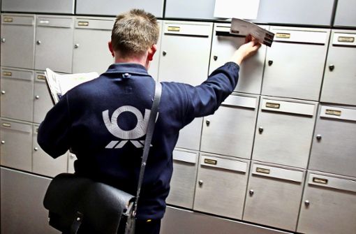 Bürger wollen sichergehen, dass die  Briefträger zuverlässig  Post austragen. Foto: dpa