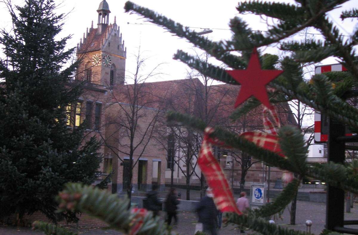 Rund um die Lutherkirche sind die Weihnachtsbäume festlich dekoriert.