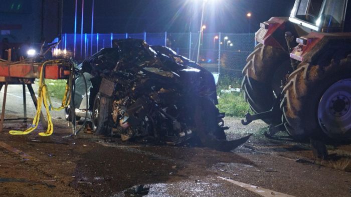Auto wird von Traktor zerquetscht – Fahrer stirbt