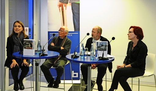 Petra von Olschowski, Peter Dübbers, Ulrich Bernhardt und Irene Ferchl (von links) bei der Vorstellung des Bildbands. Foto: Robin Daniel Frommer