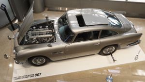 Der Aston Martin DB5 ist das wohl bekannteste Bond-Auto und trug mit seinem Auftritt in „Goldfinger“ (1964) maßgeblich zur Bedeutung des jeweiligen Dienstwagens des Filmhelden bei. Foto: Richard Drew/AP/dpa