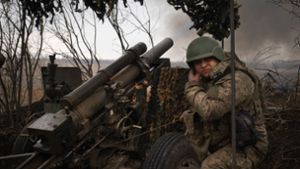 Ukrainische Soldaten der 71. Jägerbrigade feuern eine Haubitze M101 auf russische Stellungen an der Frontlinie ab. Foto: Efrem Lukatsky/AP/dpa