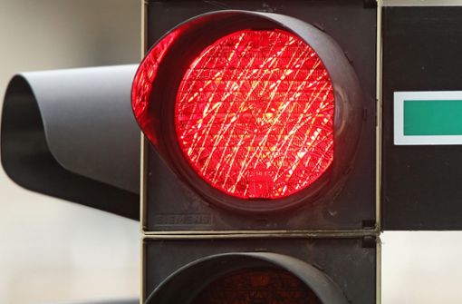 Die Autofahrerin übersah eine rote Ampel (Symbolbild). Foto: dpa-Zentralbild