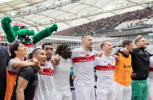 Die Mannschaft ließ sich nach dem 2:1-Heimsieg feiern. Foto: Pressefoto Baumann/Volker Müller