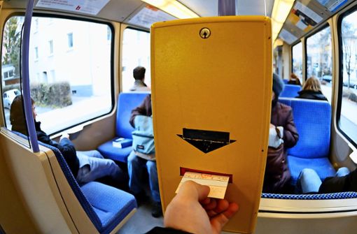 Ticketentwertung in einer Stadtbahn: Doch immer noch fahren viele fahren lieber ohne. Foto: dpa/Michele Danze