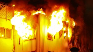 Der Großbrand in einer Wäscherei in Schwaikheim (Rems-Murr-Kreis) am Wochenende ist möglicherweise durch selbst entzündete Kleidungsstücke ausgelöst worden, die mit Fett oder Öl verunreinigt war. Foto: Benjamin Beytekin