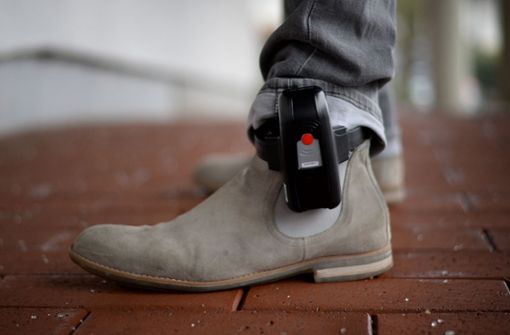 Eine der Möglichkeiten, potenzielle Gefährder in Schach zu halten: Die elektronische Fußfessel Foto: dpa