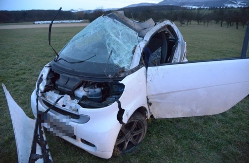Bei einem Unfall auf der A8 wurde die Fahrerin eines Smart schwer und ihr Beifahrer leicht verletzt.