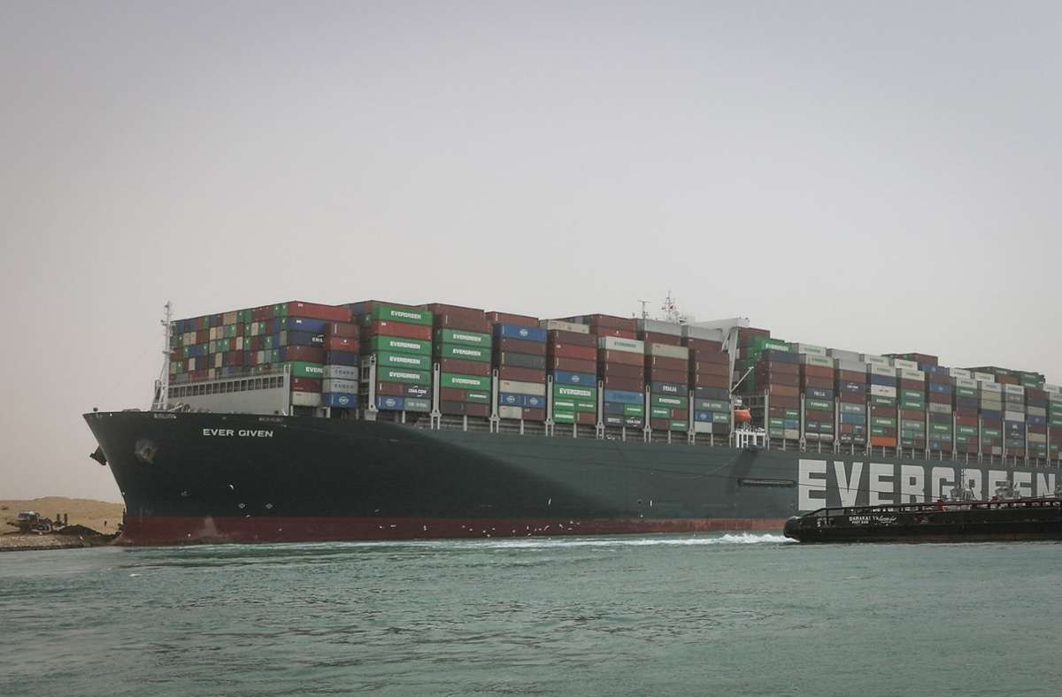 Das riesige Containerschiff blockiert immer noch den Suez-Kanal und behindert den Schiffsverkehr.