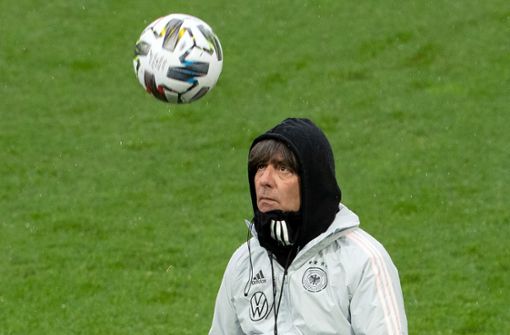 Hat den Ball und die Gesamtlage im Blick: Bundestrainer Joachim Löw Foto: dpa/Federico Gambarini