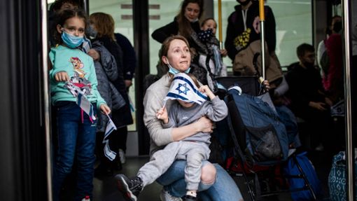 Eine jüdische Einwanderin auf dem internationalen Flughafen Ben Gurion in Tel Aviv. Die israelische Armee hat neue Schutzanweisungen für die Zivilbevölkerung veröffentlicht. (Symbolbild) Foto: Ilia Yefimovich/dpa